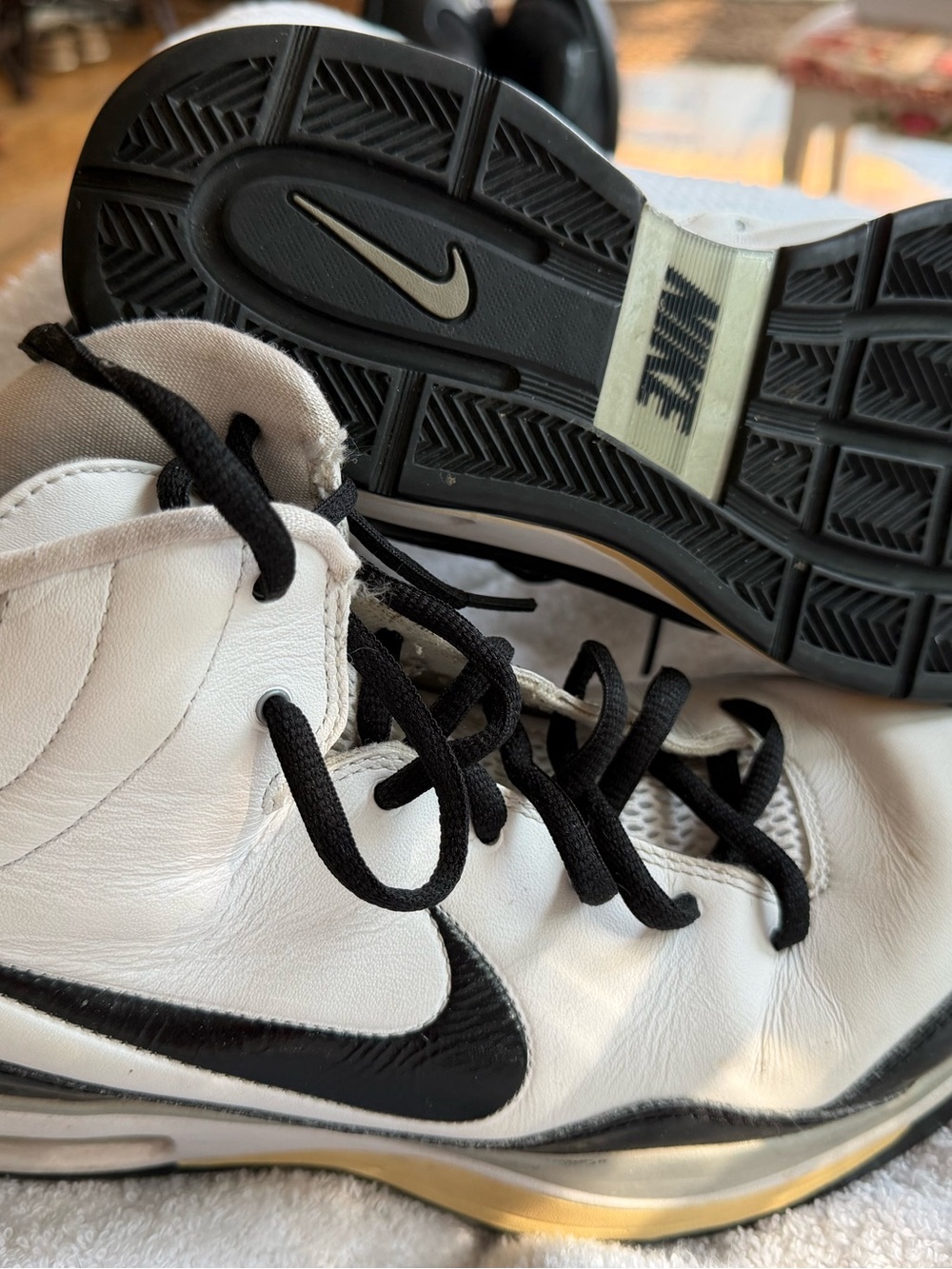 Nike Men's White and Black Athletic Basketball Shoes